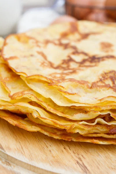 Hausgemachte Pfannkuchen Auf Einem Holztisch — Stockfoto