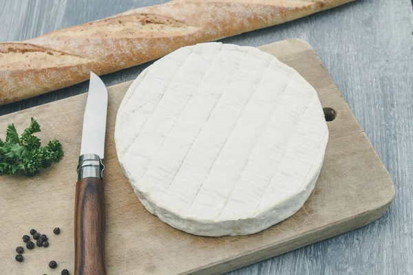Camembert Mit Messer Und Brot Auf Holzbrett — Stockfoto