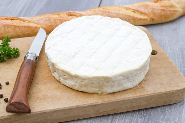 Camembert Mit Messer Und Brot Auf Holzbrett — Stockfoto