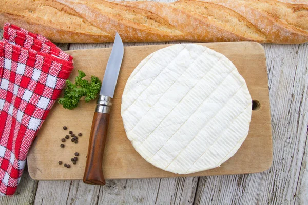 Camembert Com Faca Pão Tábua Madeira — Fotografia de Stock