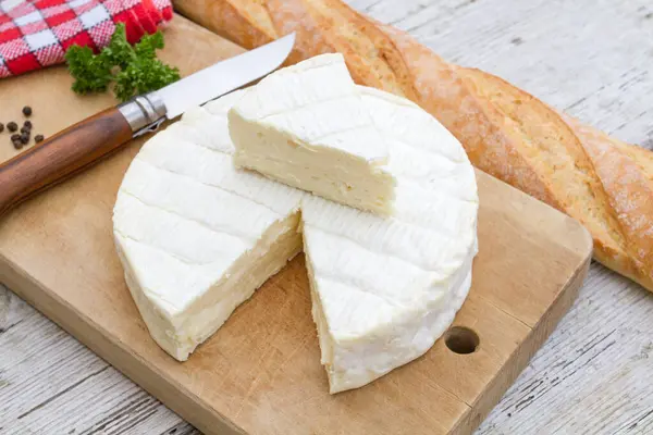 Tahtada Bıçak Ekmek Olan Camembert Peyniri — Stok fotoğraf