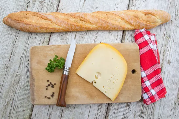 Pedazo Queso Con Cuchillo Perejil Sobre Tabla Madera Pan Sobre — Foto de Stock