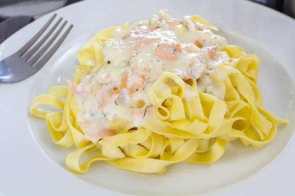 Tagliatelle Com Salmão Fumado — Fotografia de Stock