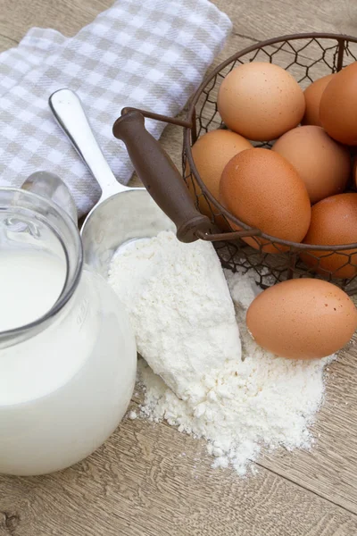 Mehl Milch Eier Auf Holztisch lizenzfreie Stockfotos