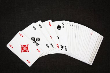Siyah arkaplanda kart oynanıyor