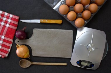 Siyah arkaplanda malzemeler pişiriliyor