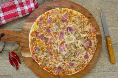 Peynirli pizza, jambon ve mantar. 
