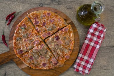 Peynirli pizza, jambon ve mantar. 