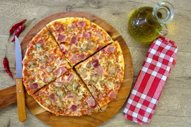 Jambonlu, peynirli ve domatesli pizza.