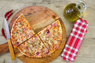 Jambonlu, peynirli ve domatesli pizza.