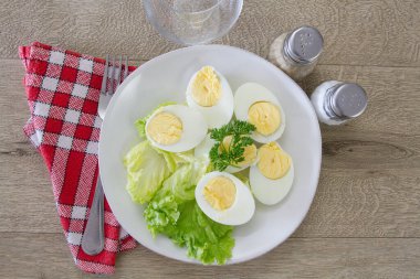 Kaynamış yumurta ve taze otlar. 