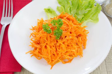 Masada rendelenmiş havuç tabağı