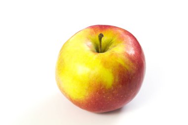 Beyaz arkaplanda kırmızı elma izole edildi