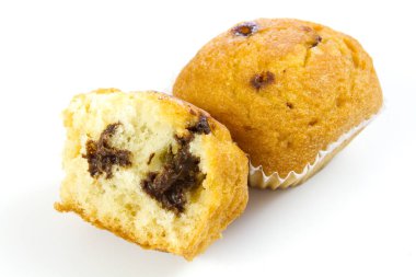 Beyaz arka planda çikolata parçacıklı iki kek.