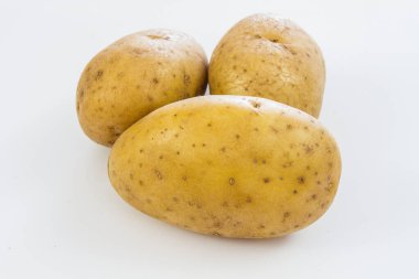 Beyaz arka planda soyutlanmış çiğ patates