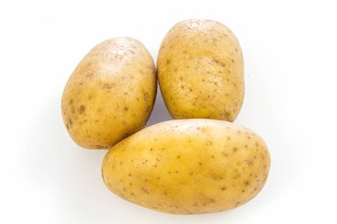 Beyaz arka planda soyutlanmış çiğ patates