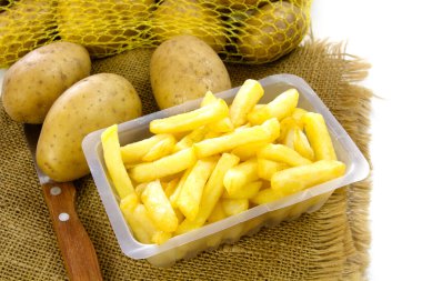 Kavanozda patates kızartması ve çiğ patates. 