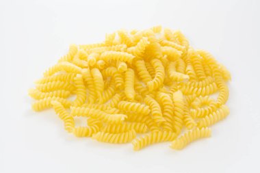 Pişmemiş İtalyan makarnası beyaz arka planda izole edilmiş.