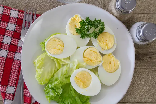 Oeufs Durs Avec Des Herbes Fraîches Sur Assiette — Photo