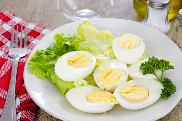 Gotowane Jaja Świeżymi Ziołami Talerzu — Zdjęcie stockowe