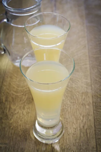 Verres Pastis Sur Table Bois — Photo