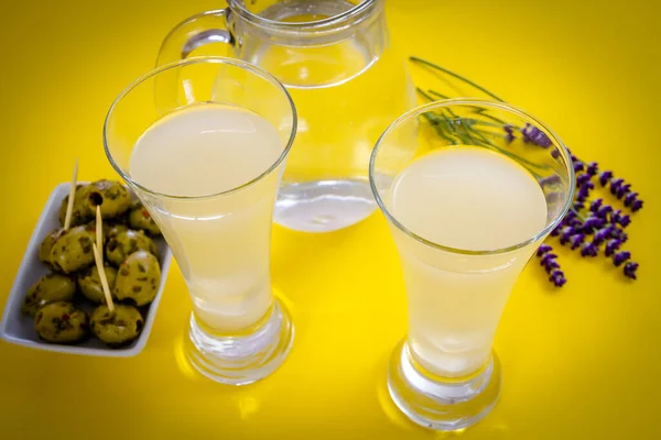 Vasos Pastis Sobre Mesa Amarilla —  Fotos de Stock