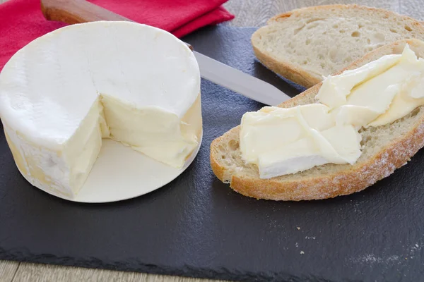 カマンベールチーズパンナイフ — ストック写真
