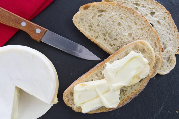 Camembert Sýr Chléb Nůž — Stock fotografie