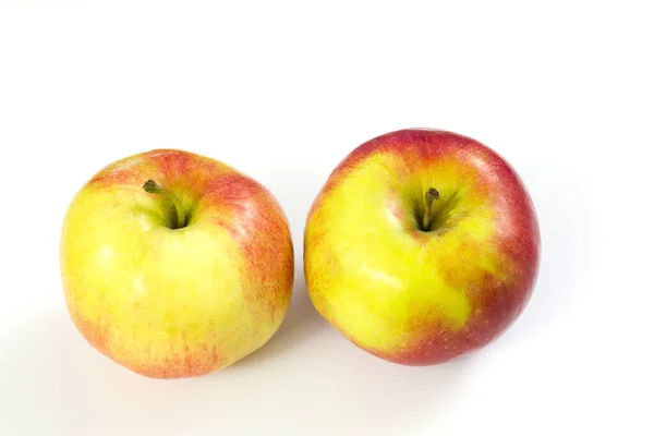 Dos Manzanas Rojas Sobre Fondo Blanco —  Fotos de Stock