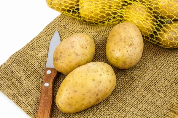 Surowe Ziemniaki Nożem — Zdjęcie stockowe