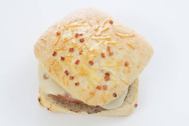 Beyaz arka planda peynirli ve etli sandviç.