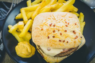 Kızarmış patates ve soslu çizburger.