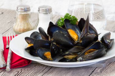 Beyaz tabakta midyeler