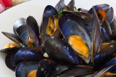 Beyaz tabakta midyeler