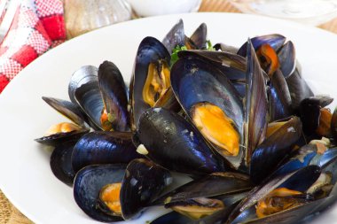 Beyaz tabakta midyeler