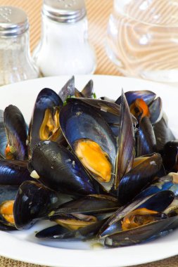 Beyaz tabakta midyeler