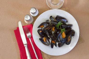 Beyaz tabakta midyeler