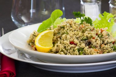 Sebzeli ve sebzeli kızarmış pirinç.