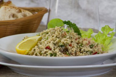 Sebzeli ve sebzeli kızarmış pirinç.