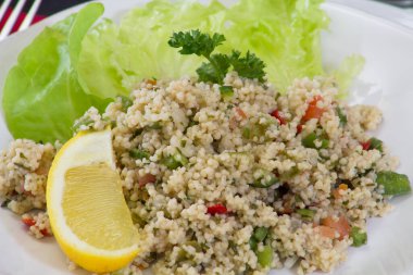 Sebzeli ve sebzeli kızarmış pirinç.