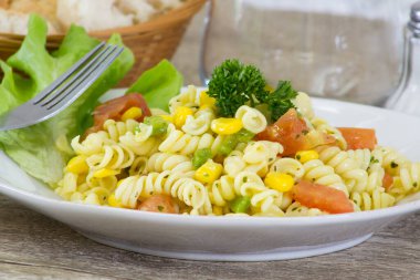 Sebzeli ve sebzeli makarna.