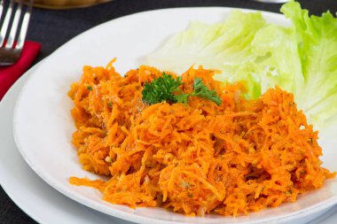 Masada rendelenmiş havuç tabağı