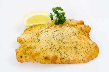 Beyaz arka planda limonlu balık filetosu.