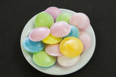 Tabakta renkli şekerler 