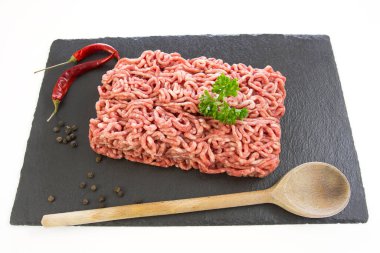Çiğ kıyma, otlar ve baharatlarla pişirmeye hazır.
