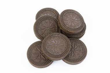 Beyaz arka planda izole edilmiş çikolatalı kurabiyeler