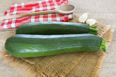 Tahta bir masada taze dilimlenmiş kabak.