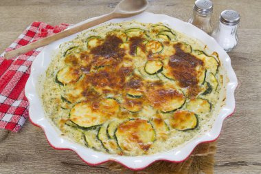 Pişmiş kabak graten fırında.