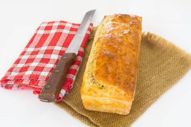 Beyaz arka planda izole edilmiş tuzlu kekin mutfak fotoğrafı. 