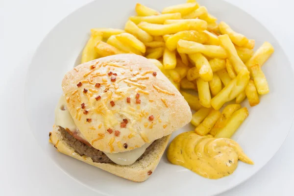 Cheeseburger Frytkami Sosem — Zdjęcie stockowe